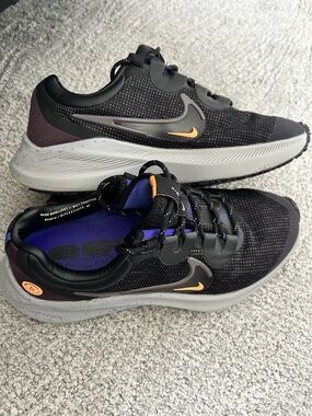 Nike Woman’s Shield Zoom Windflo 8 size 7